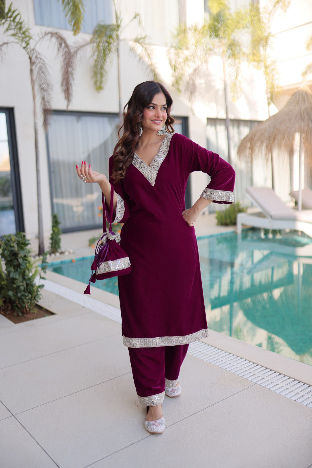 Ensemble Salwar Suit rouge bordeaux et argenté en velours et zari avec sac style batwa assorti COLLECTION ZOYA