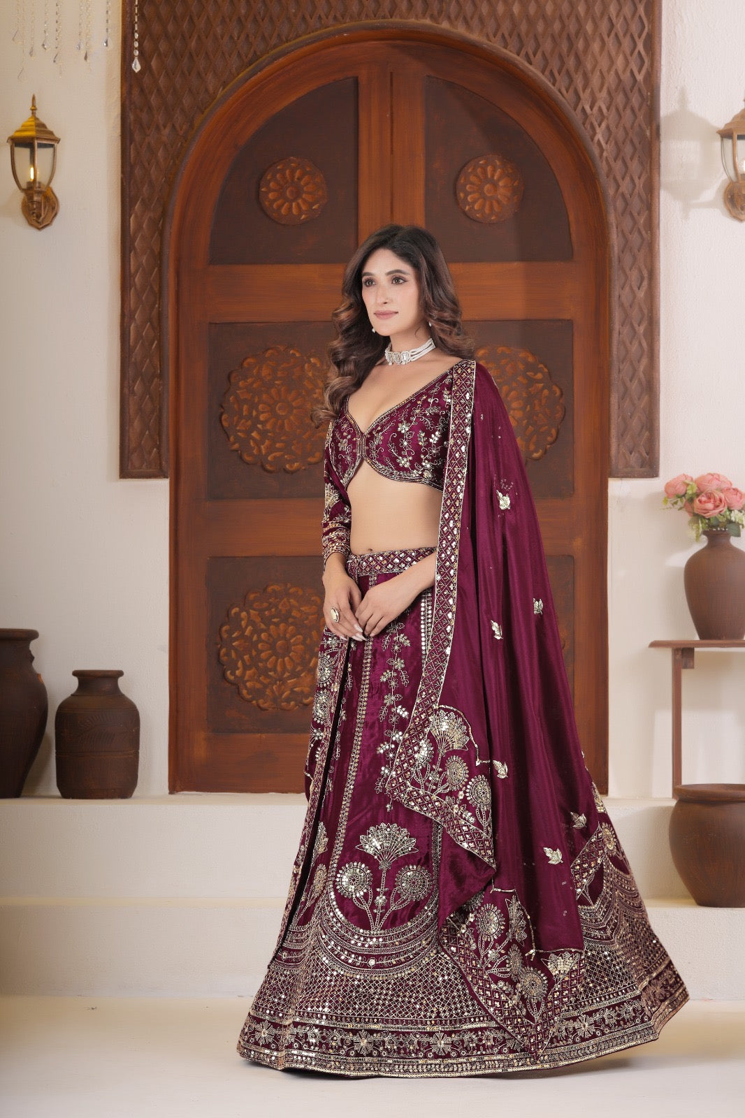 Lehenga bordeaux rouge scintillant en soie chinon et zari COLLECTION SANIYA