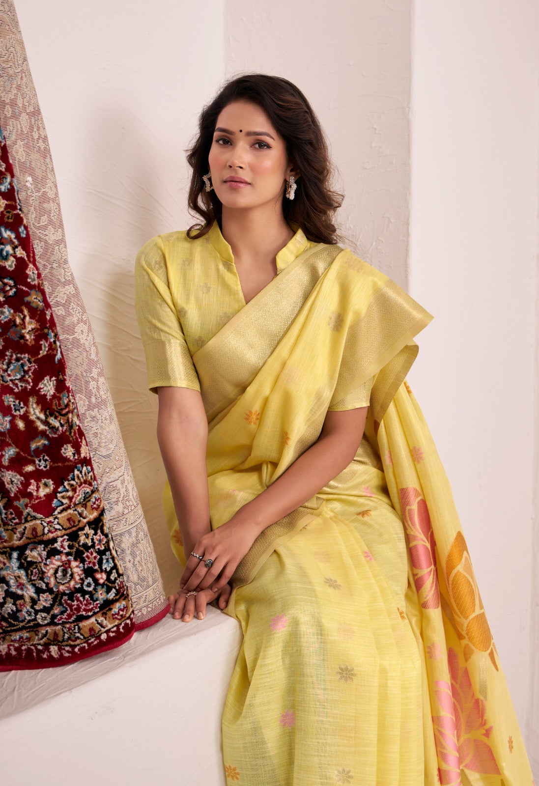 Sari jaune pâle aux motifs romantiques de fleurs COLLECTION ISHITA