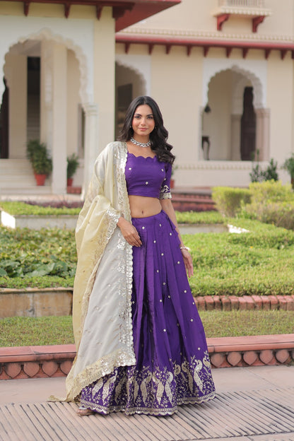 Lehenga violet foncé en Gold Crush avec dupatta crème et broderies de sequins COLLECTION HEMMA