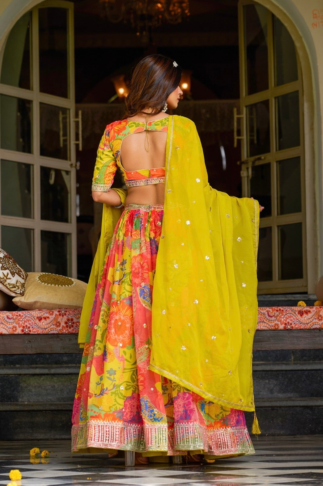 Lehenga jaune vif en soie tabby et organza avec imprimé de fleurs multicolores COLLECTION RHEANNA