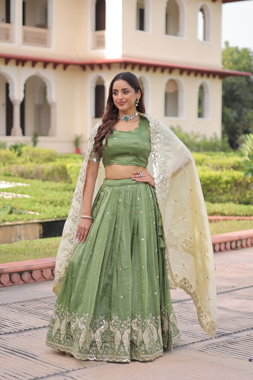 Lehenga vert pistache en Gold Crush avec dupatta crème et broderies de sequins COLLECTION HEMMA