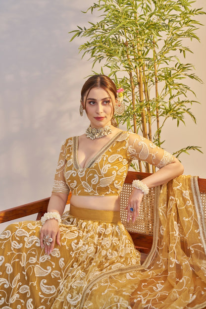 Lehenga jaune doré en filet avec broderies et sequins COLLECTION MAISHA