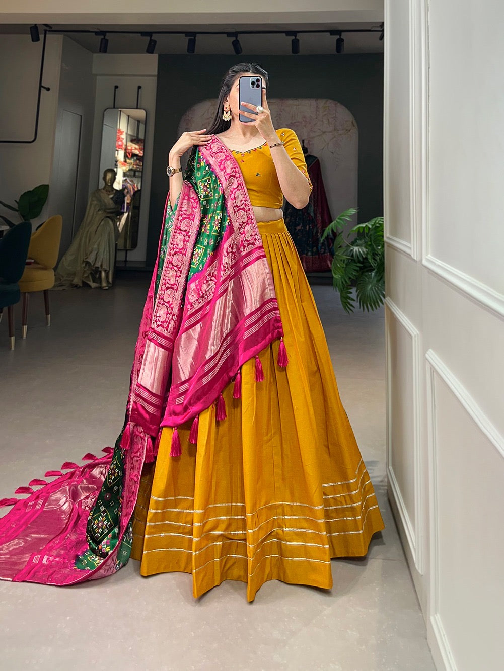 Eleganter rosa-grauer Braut-Lehenga mit Zarkan-Stickerei und Pailletten