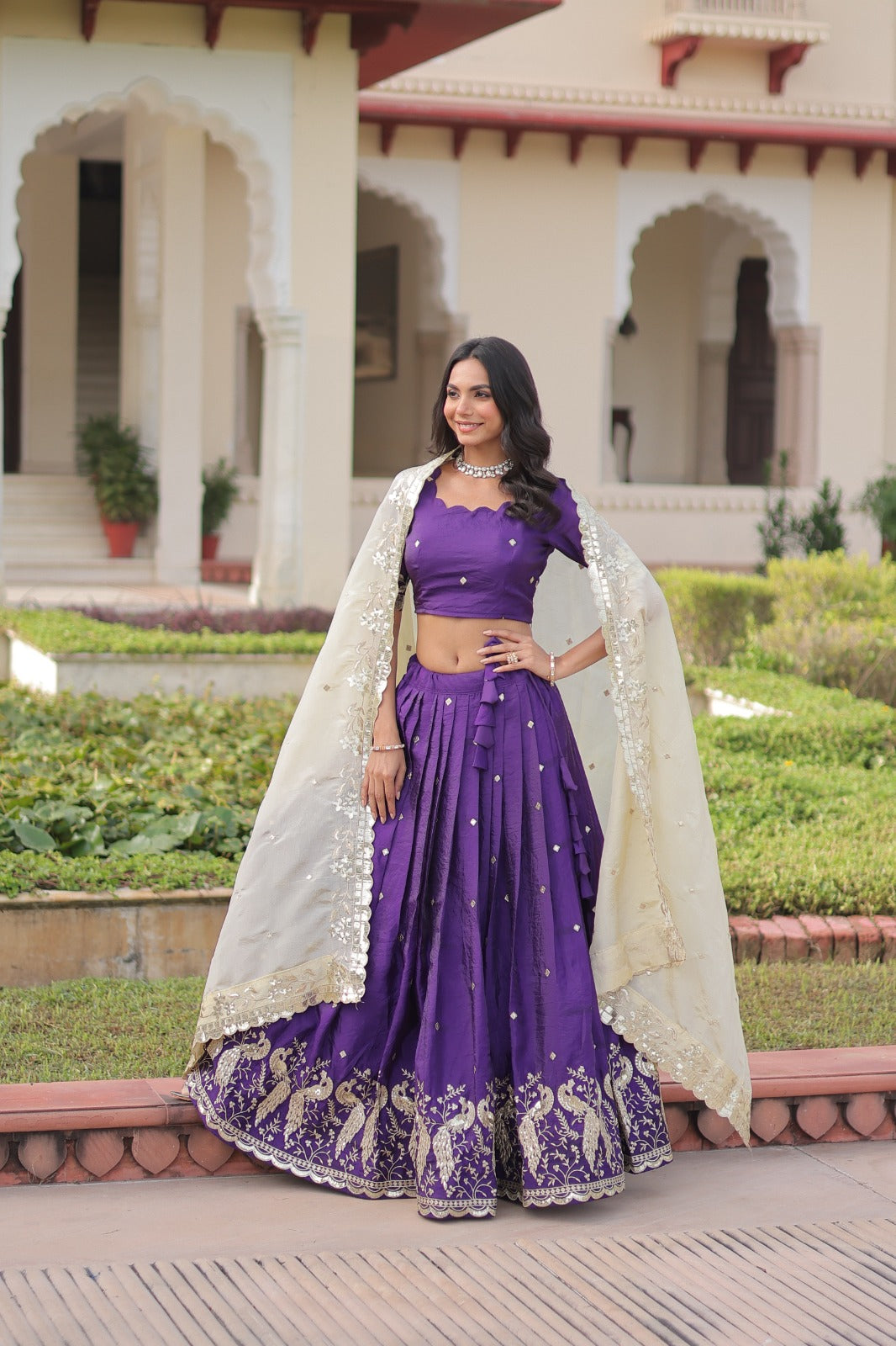 Lehenga violet foncé en Gold Crush avec dupatta crème et broderies de sequins COLLECTION HEMMA