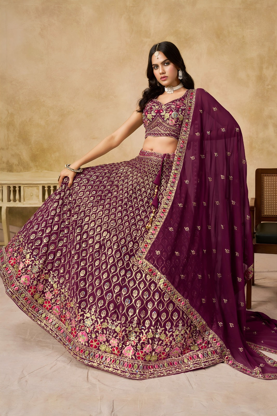 Lehenga violet foncé avec broderies romantiques de fleurs COLLECTION MONICA