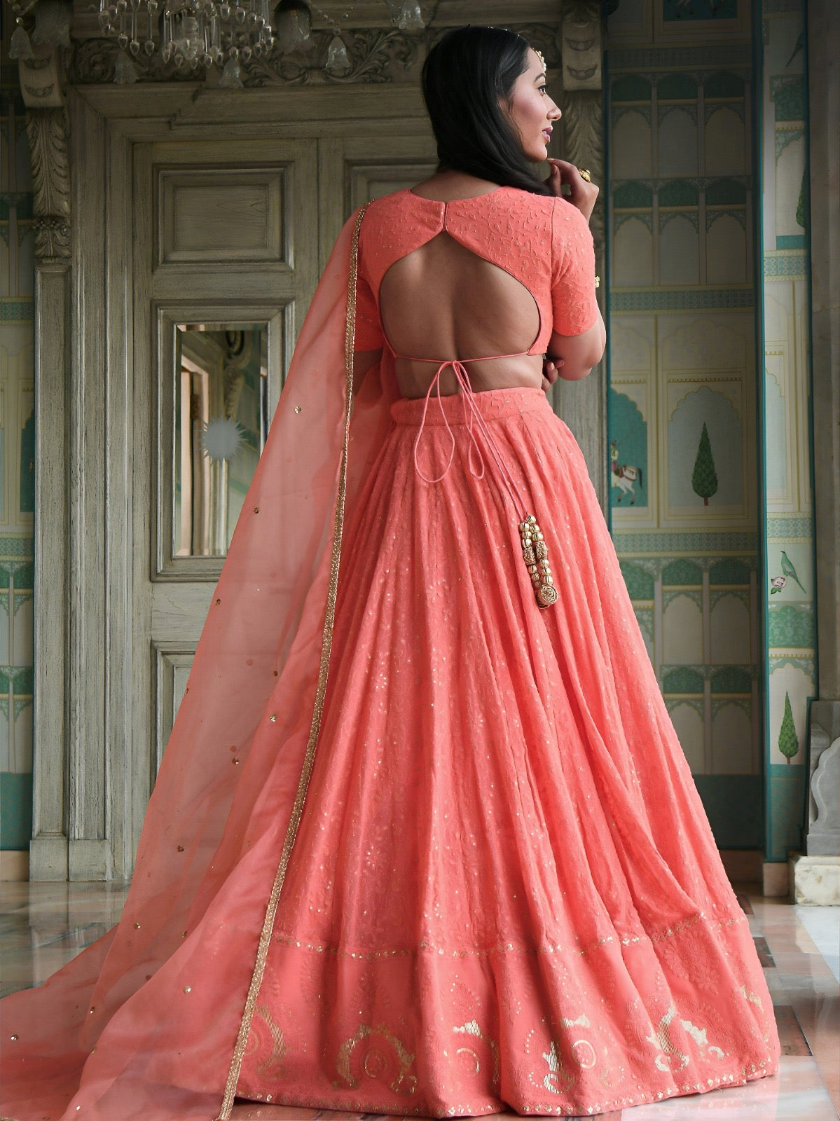 Lehenga rose pêche en georgette léger avec travail traditionnel