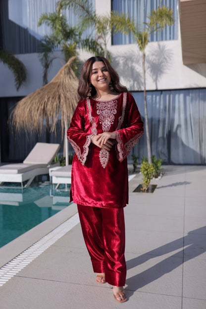 Ensemble Salwar rouge et noir en velours léger de qualité et broderies zari