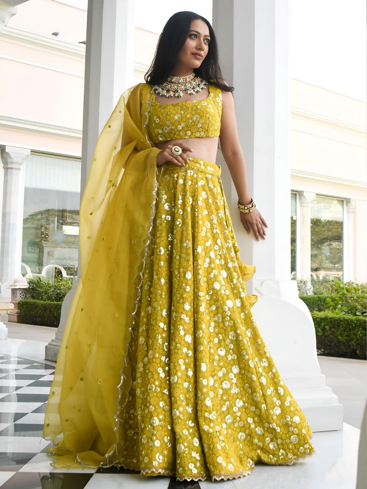 Lehenga vert olive clair en georgette léger avec travail traditionnel