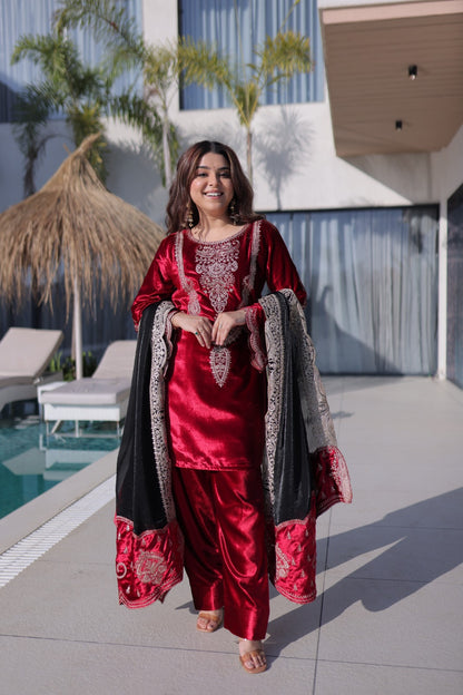 Ensemble Salwar rouge et noir en velours léger de qualité et broderies zari