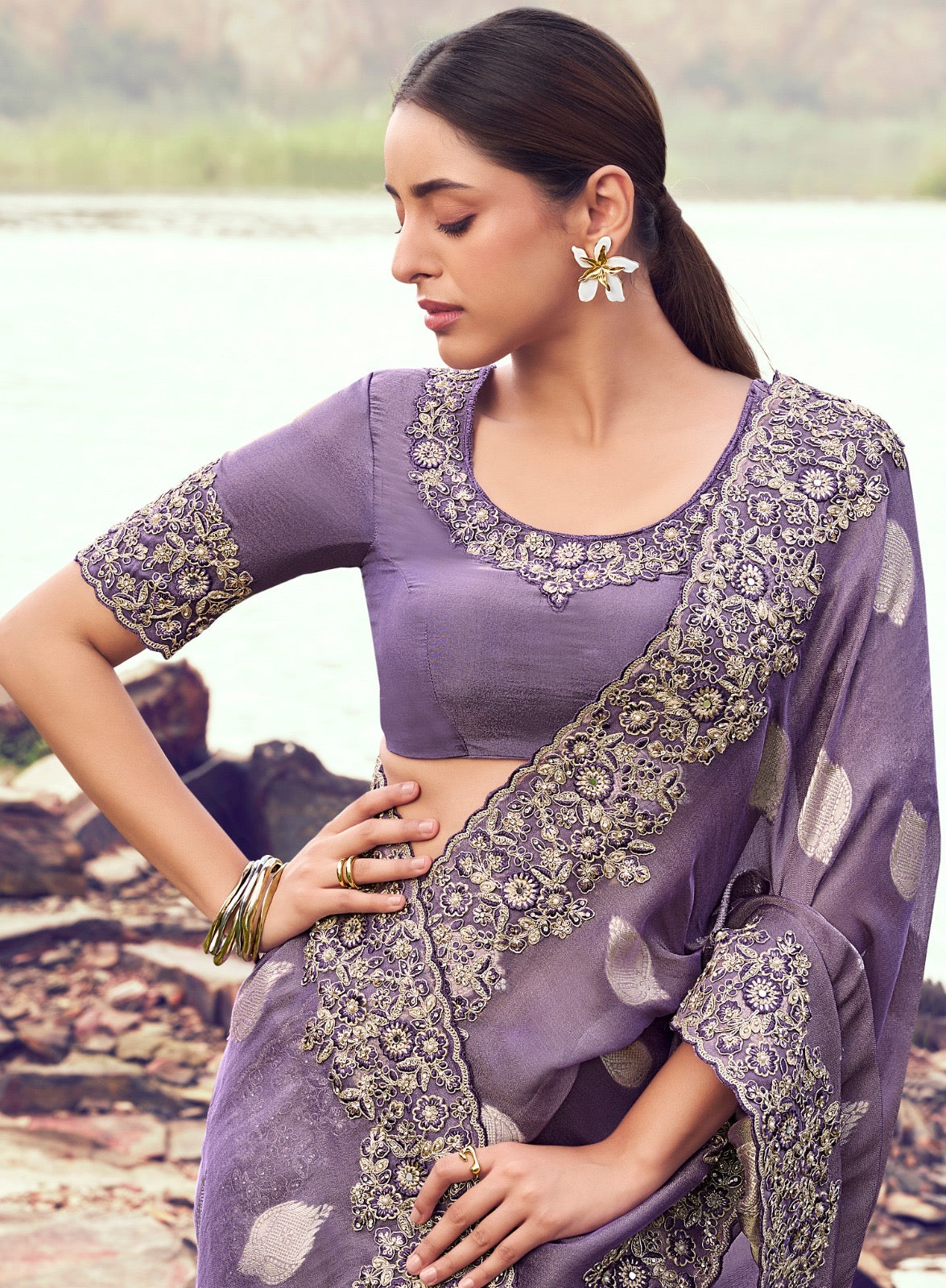 Sari violet clair en pure soie et jacquard  COLLECTION SAYAARAH