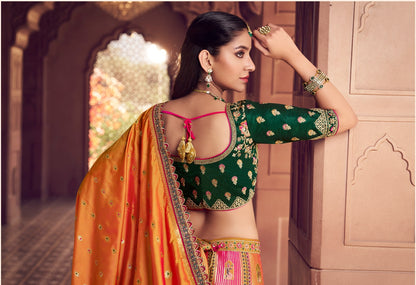 Lehenga de mariée vert foncé et jaune doré en soie Banarasi premium, broderies Swarovski, sequins, ceinture et pochette COLLECTION AMYRA