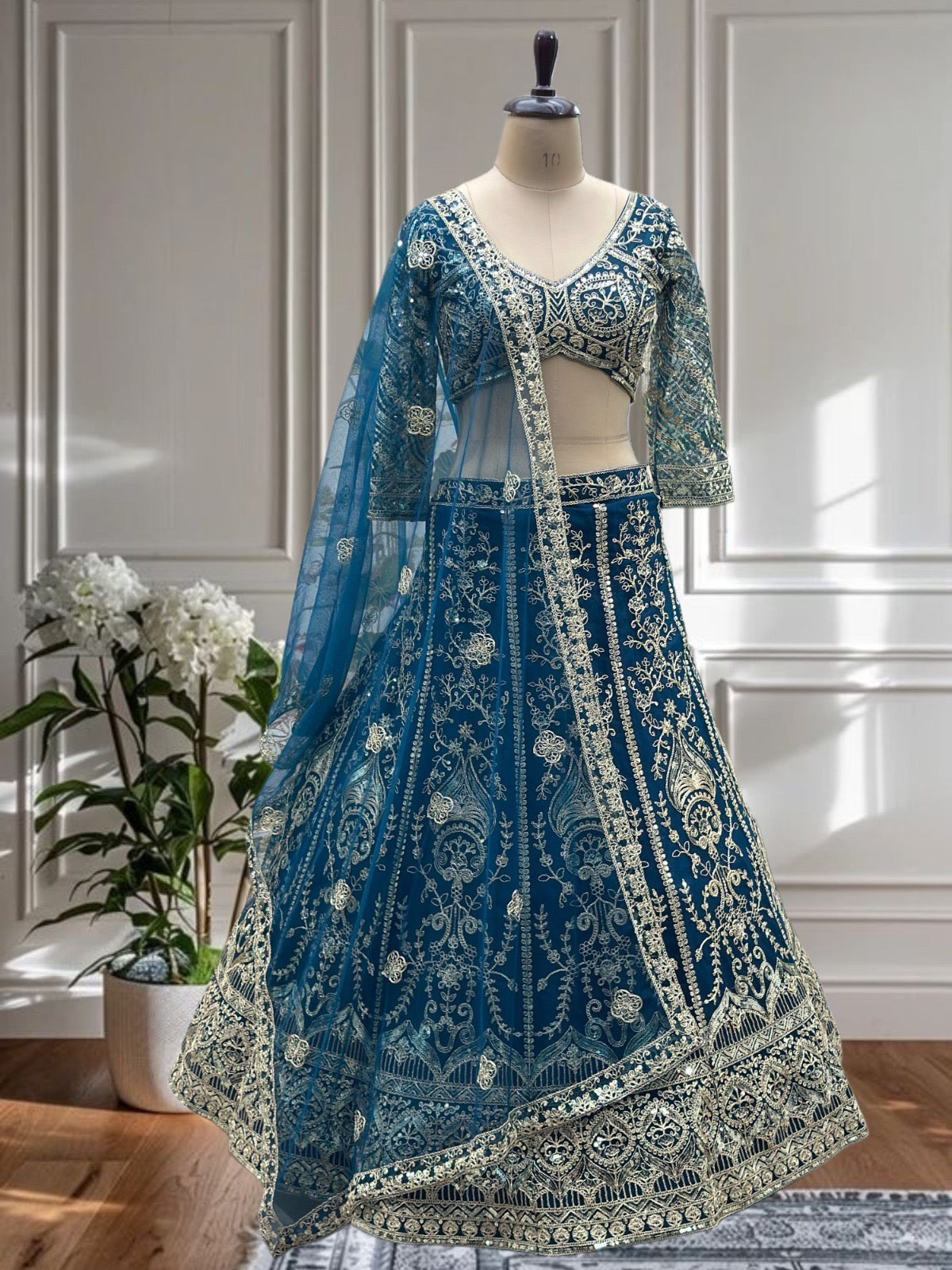 Lehenga bleu minuit somptueux en butterfly net avec broderies de sequins
