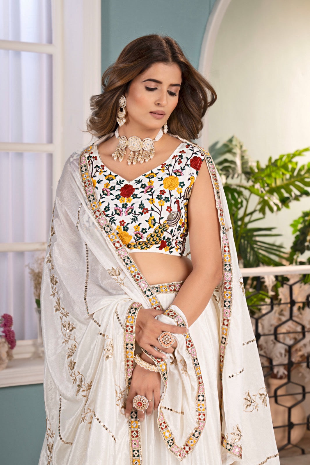 Lehenga choli blanc en chinon aux fleurs multicolores brodées