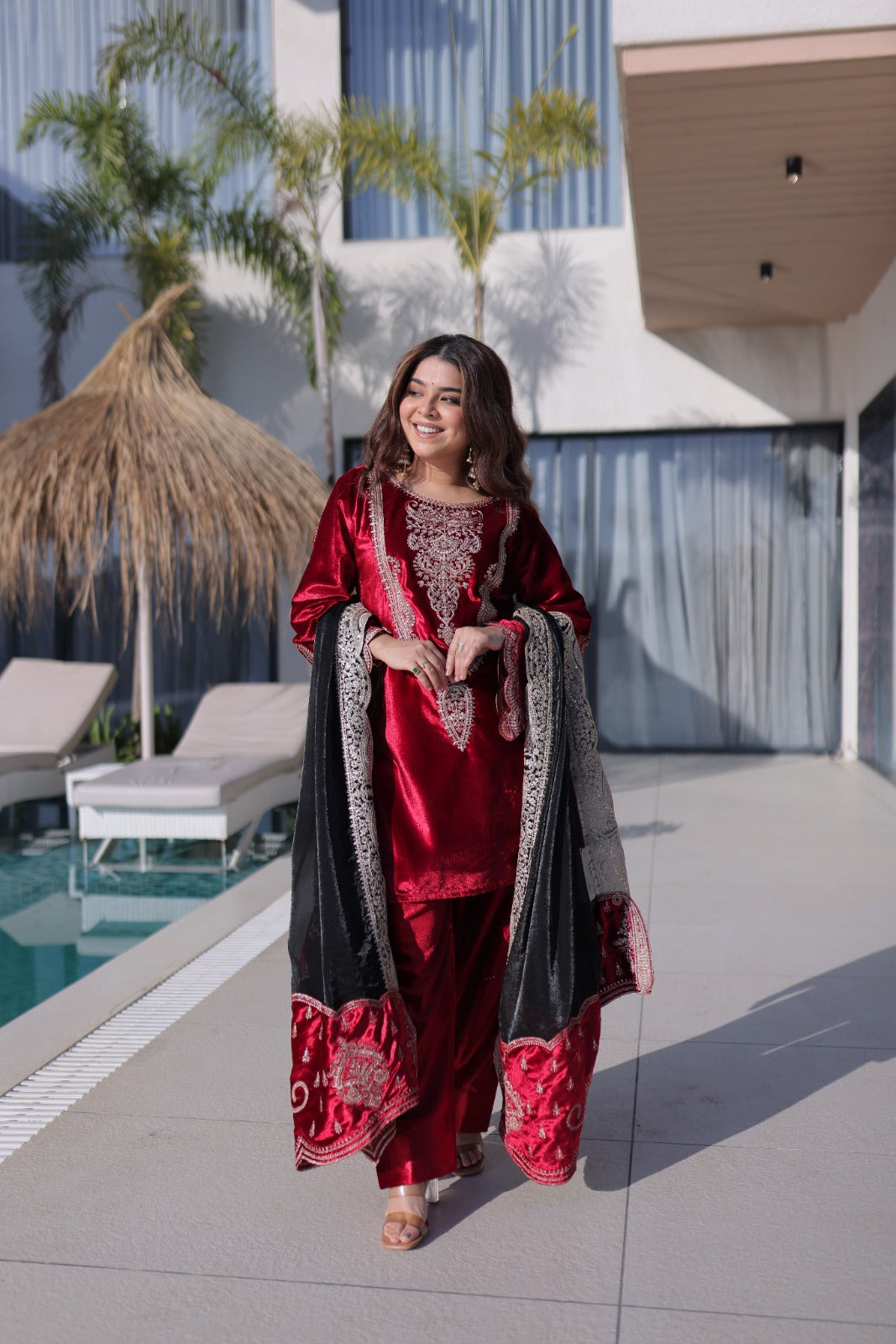 Ensemble Salwar rouge et noir en velours léger de qualité et broderies zari
