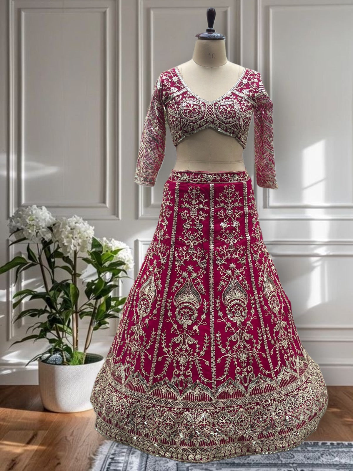 Lehenga rose fuchsia somptueux en butterfly net avec broderies de sequins