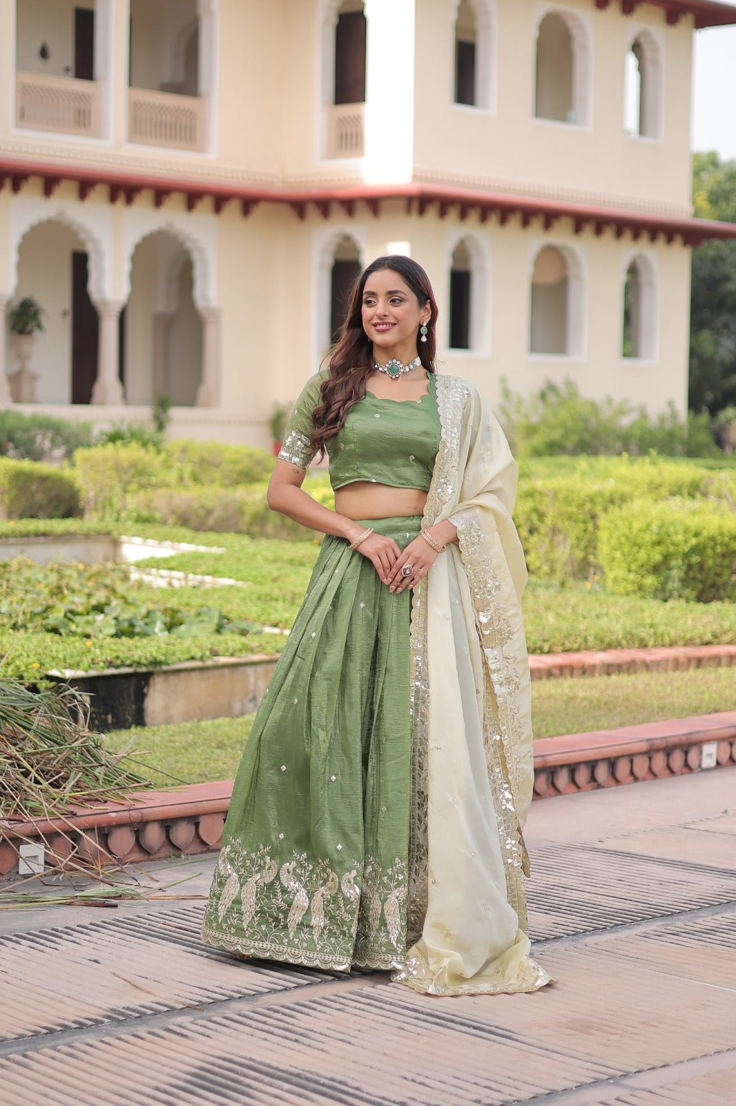 Lehenga vert pistache en Gold Crush avec dupatta crème et broderies de sequins COLLECTION HEMMA