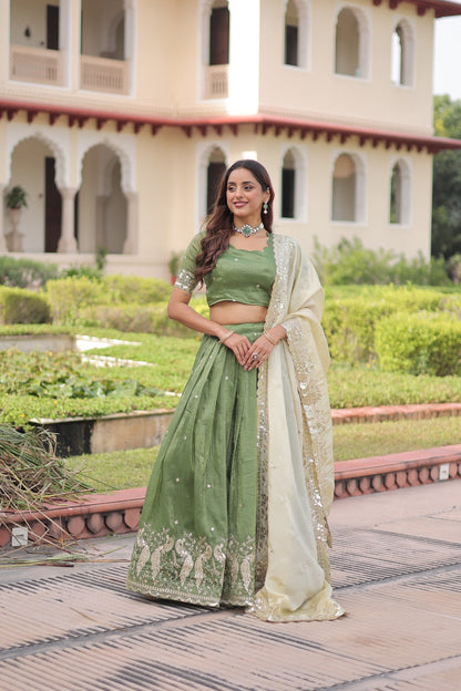 Lehenga vert pistache en Gold Crush avec dupatta crème et broderies de sequins COLLECTION HEMMA