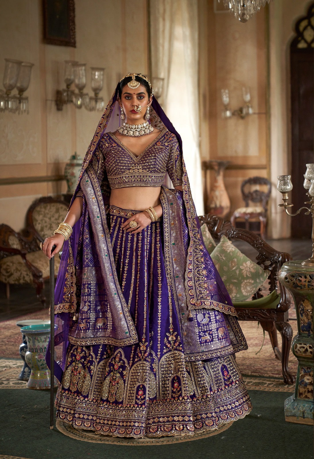 Exklusiver Designer-Braut-Lehenga in Fuchsia-Pink mit Stickereien und Applikationen, NAVYA-KOLLEKTION 2025