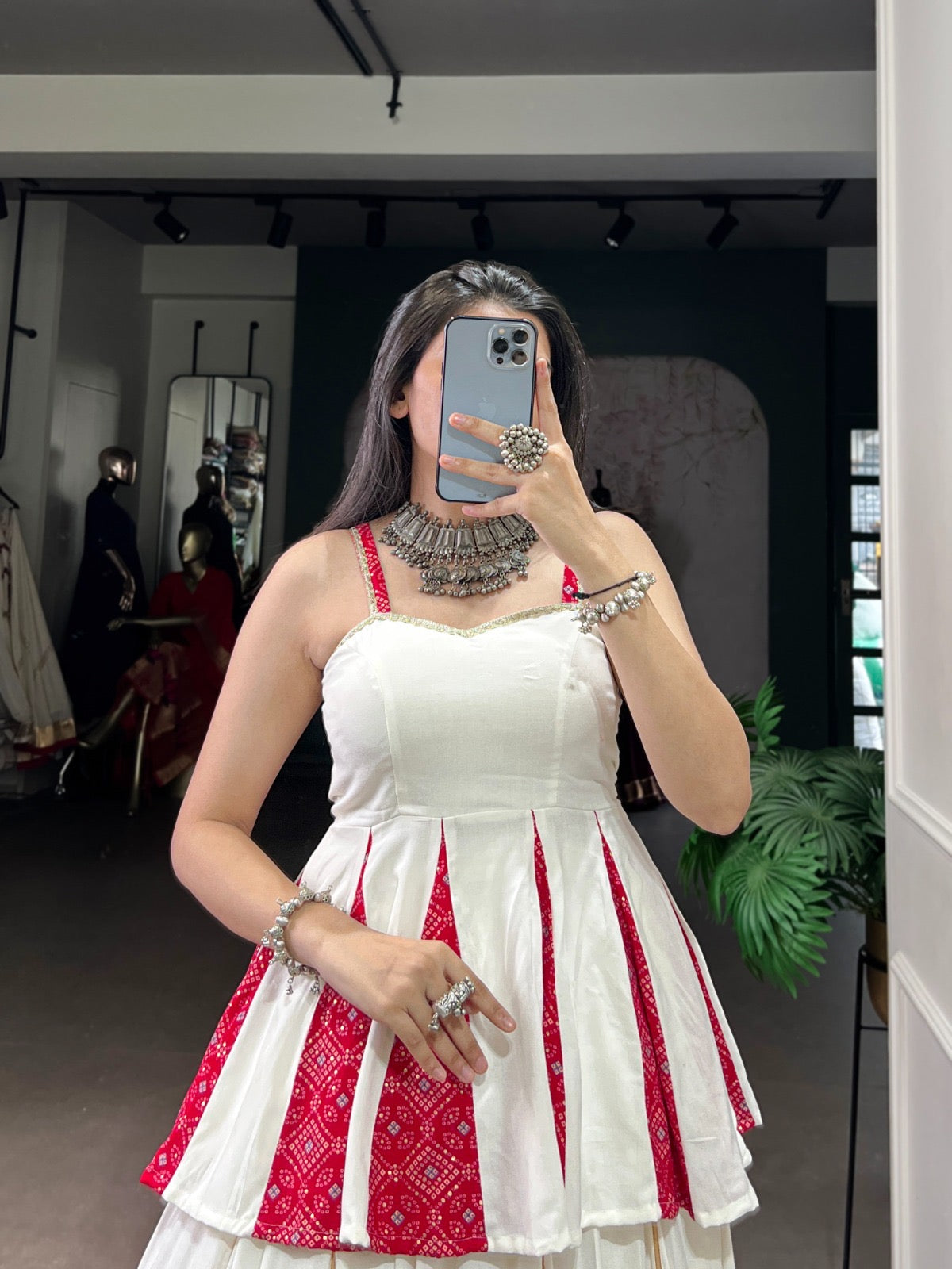 Eleganter rosa-grauer Braut-Lehenga mit Zarkan-Stickerei und Pailletten