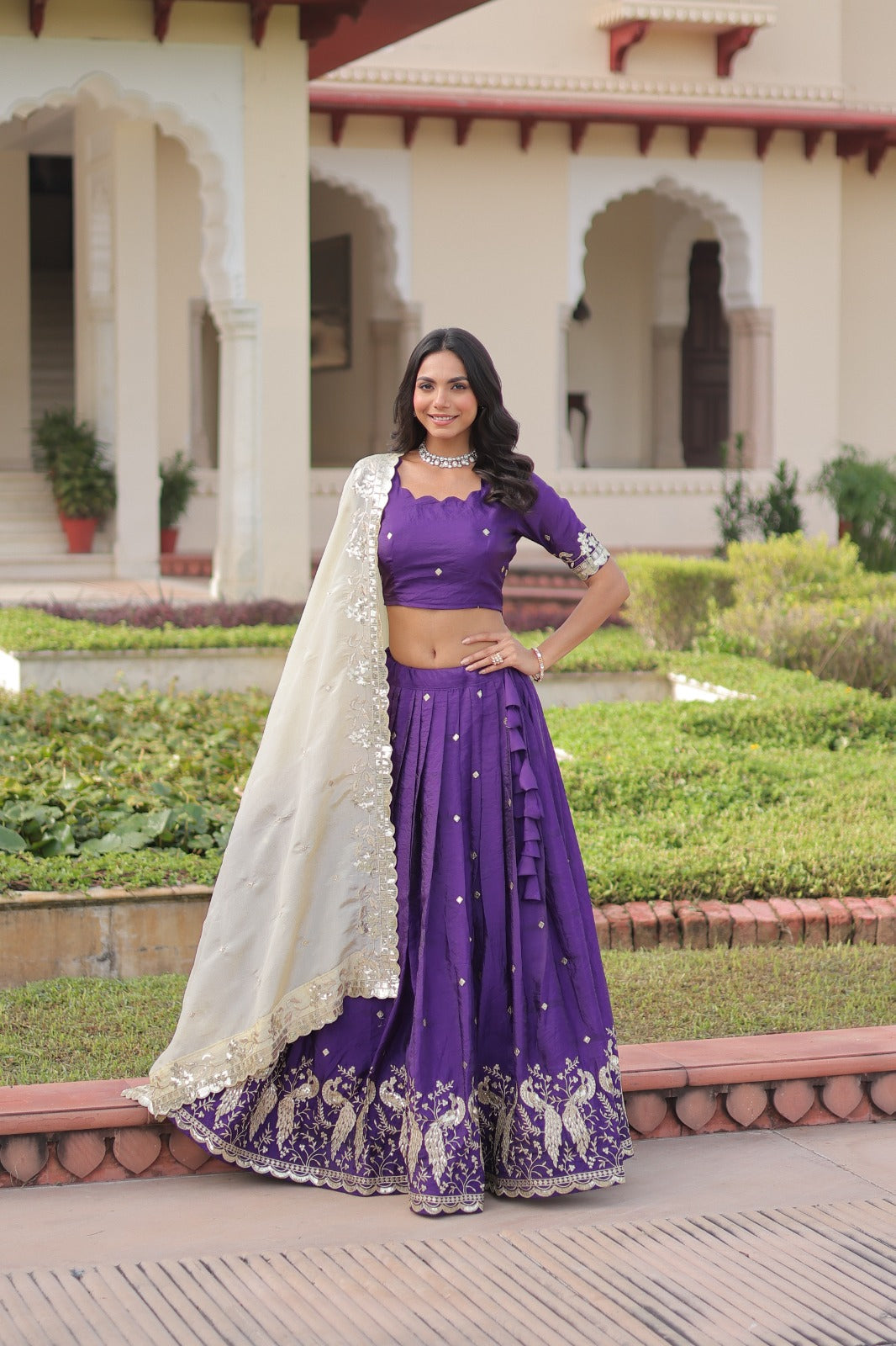 Lehenga violet foncé en Gold Crush avec dupatta crème et broderies de sequins COLLECTION HEMMA