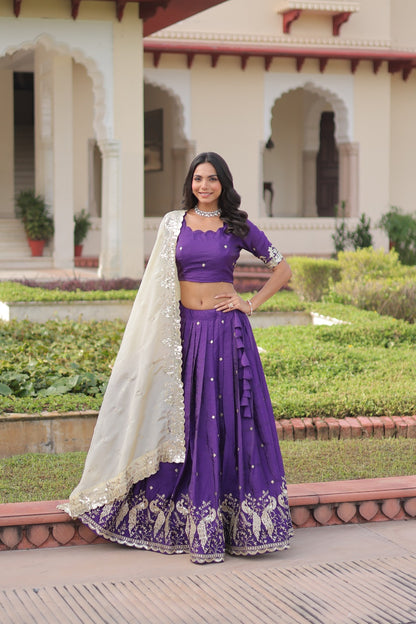 Lehenga violet foncé en Gold Crush avec dupatta crème et broderies de sequins COLLECTION HEMMA