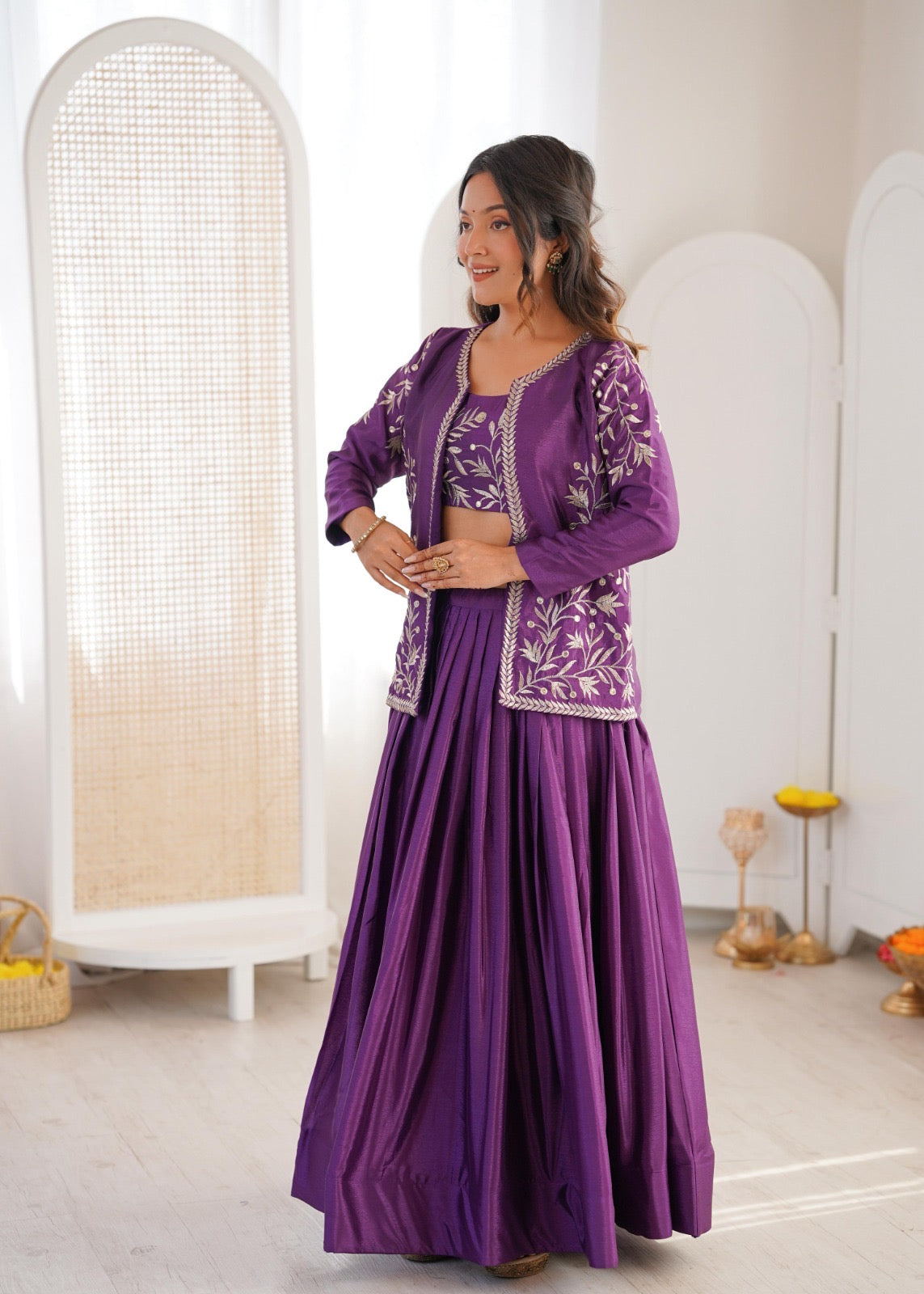 Eleganter rosa-grauer Braut-Lehenga mit Zarkan-Stickerei und Pailletten