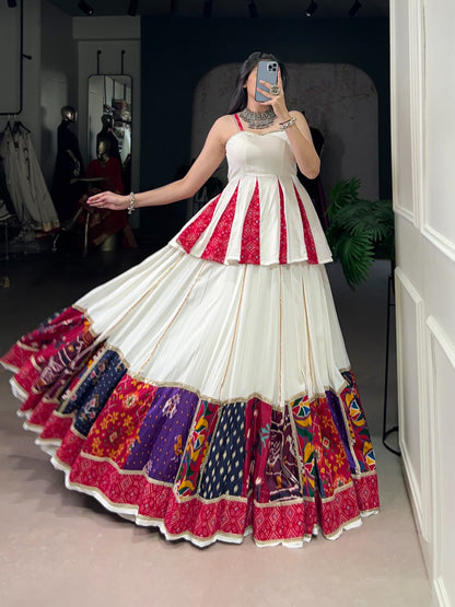 Eleganter rosa-grauer Braut-Lehenga mit Zarkan-Stickerei und Pailletten