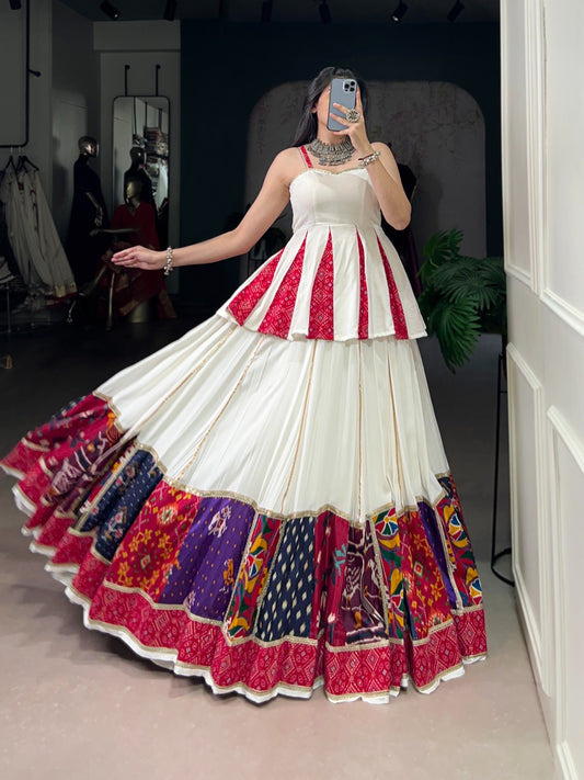 Eleganter rosa-grauer Braut-Lehenga mit Zarkan-Stickerei und Pailletten