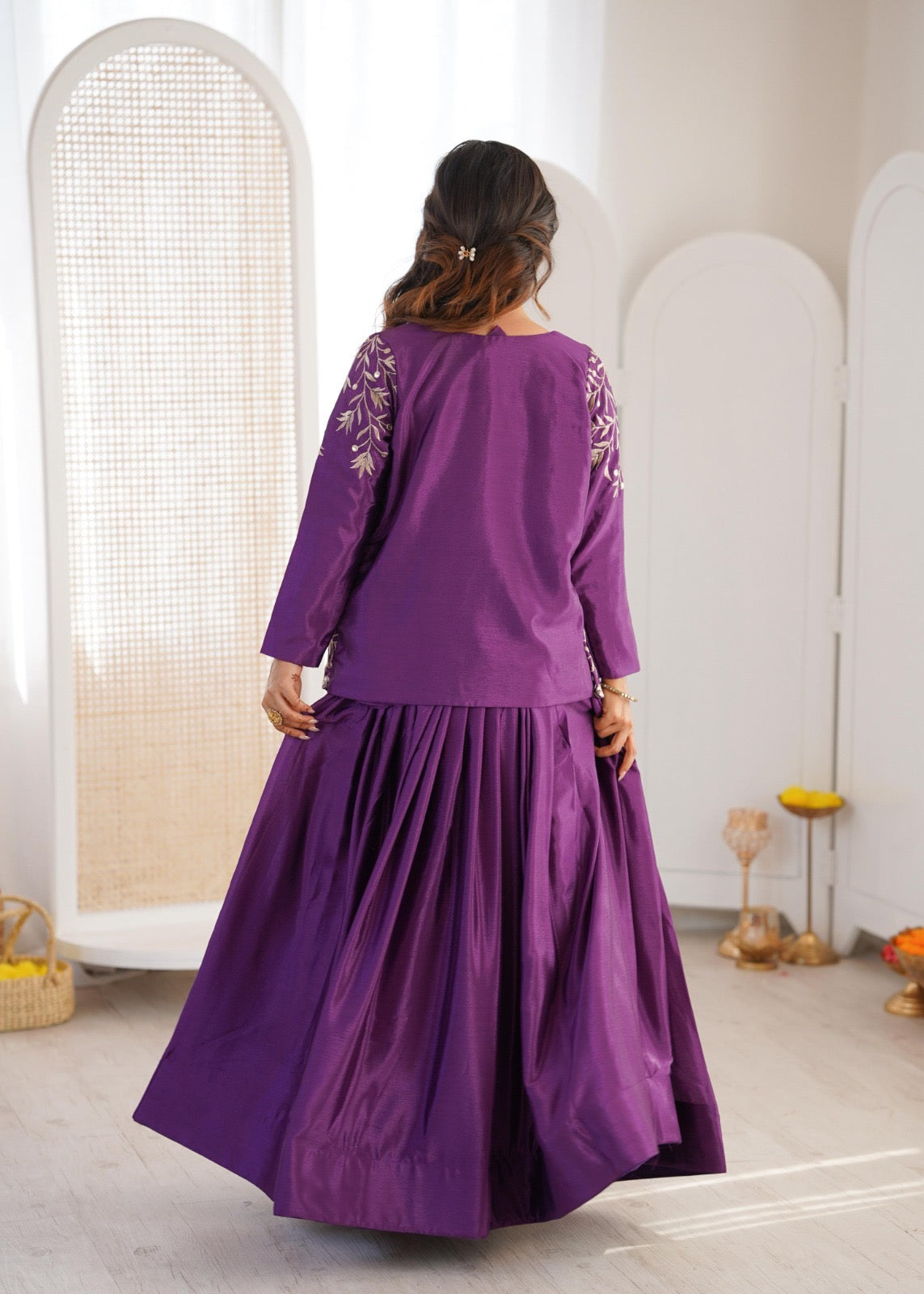 Eleganter rosa-grauer Braut-Lehenga mit Zarkan-Stickerei und Pailletten