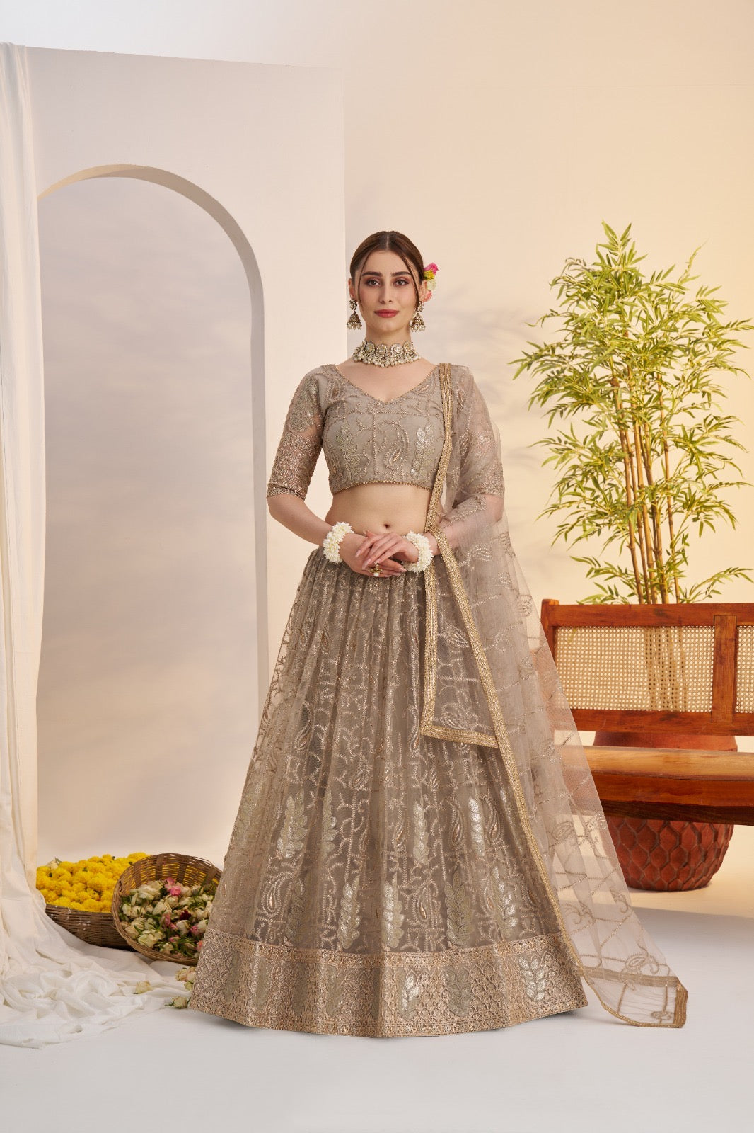 Lehenga gris taupe brillant en filet avec broderies et sequins COLLECTION MAISHA