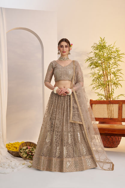 Lehenga gris taupe brillant en filet avec broderies et sequins COLLECTION MAISHA