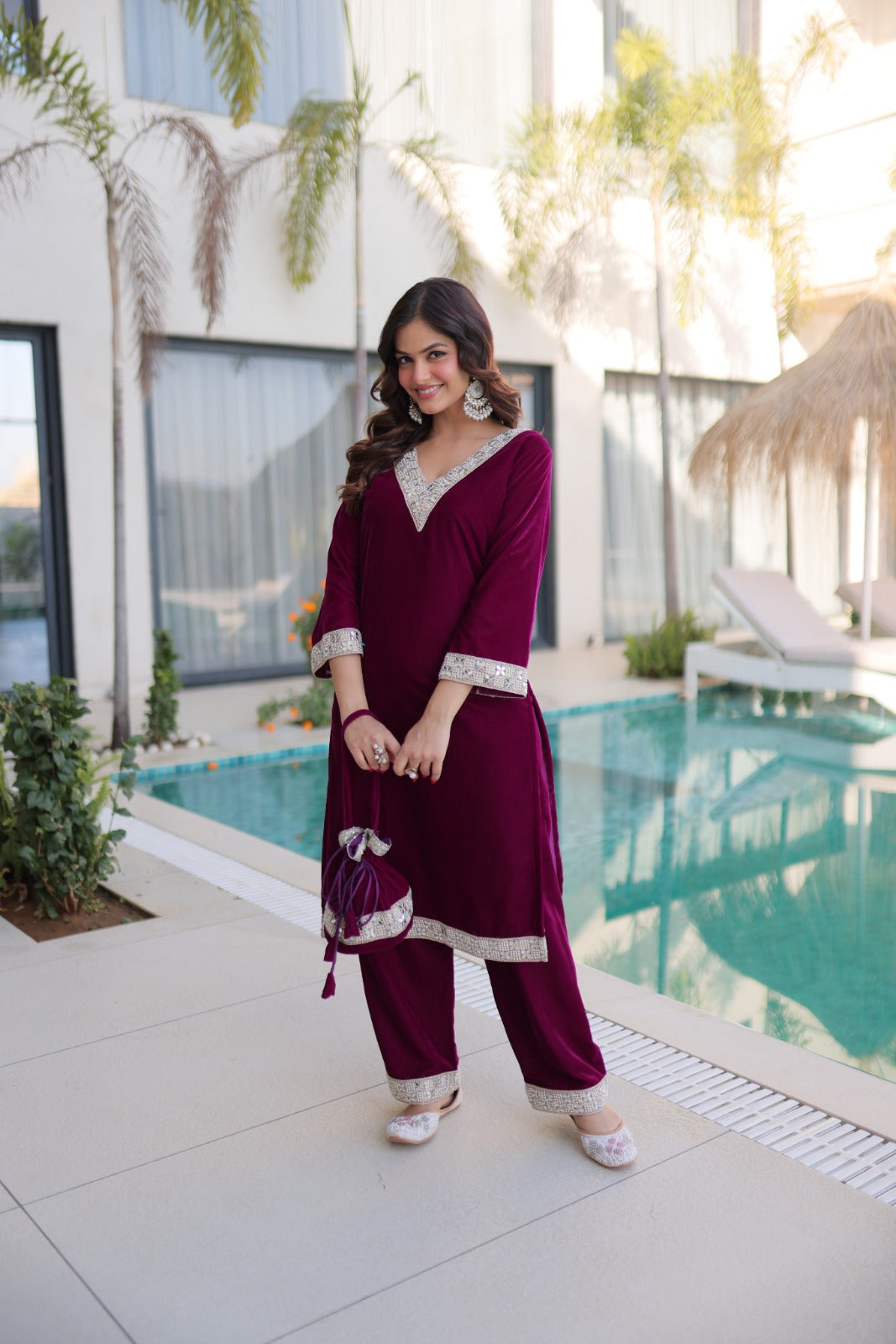 Ensemble Salwar Suit rouge bordeaux et argenté en velours et zari avec sac style batwa assorti COLLECTION ZOYA