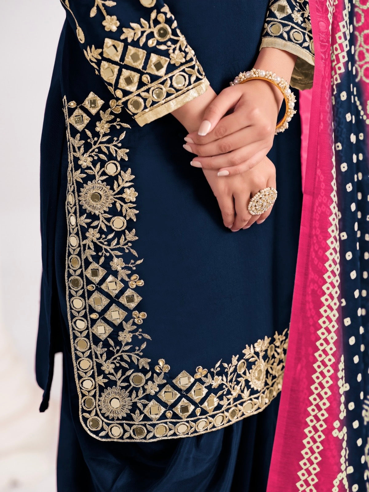 Salwar Suit bleu marine aux détails dorés en soie chanderi COLLECTION MEHER