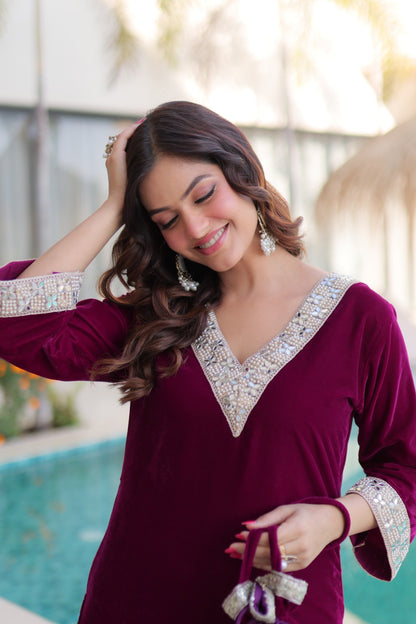 Ensemble Salwar Suit rouge bordeaux et argenté en velours et zari avec sac style batwa assorti COLLECTION ZOYA