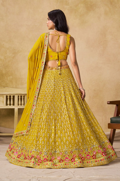 Lehenga jaune haldi avec broderies romantiques de fleurs COLLECTION MONICA