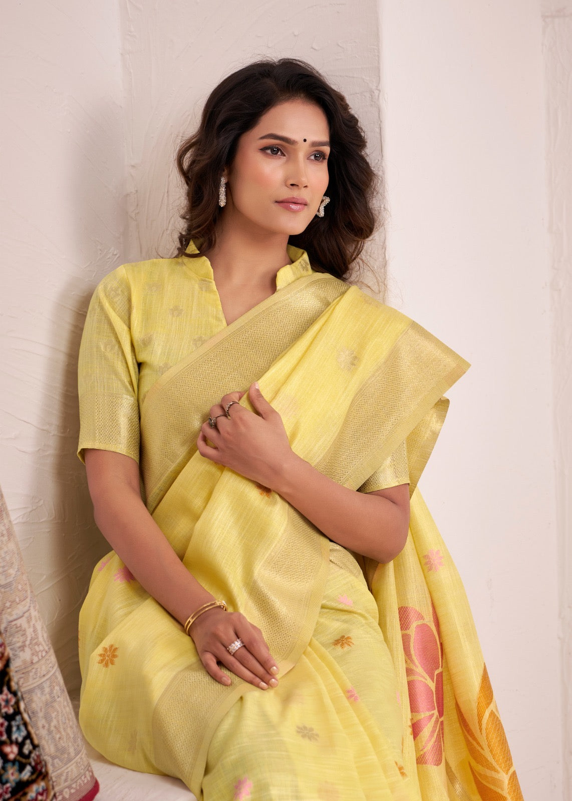 Sari jaune pâle aux motifs romantiques de fleurs COLLECTION ISHITA