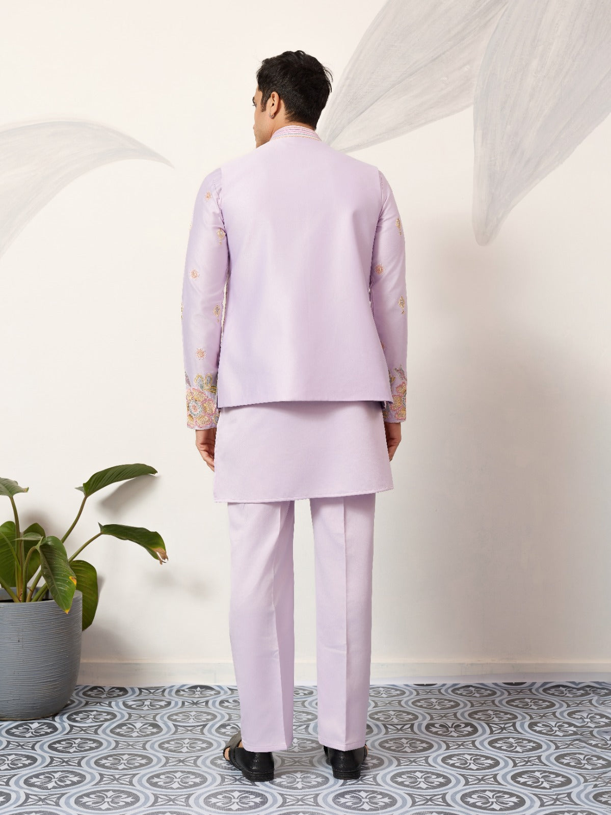Ensemble Kurta Vesti Koti Homme violet clair lilas avec motifs floraux délicats et broderies de sequins COLLECTION VIVAAN