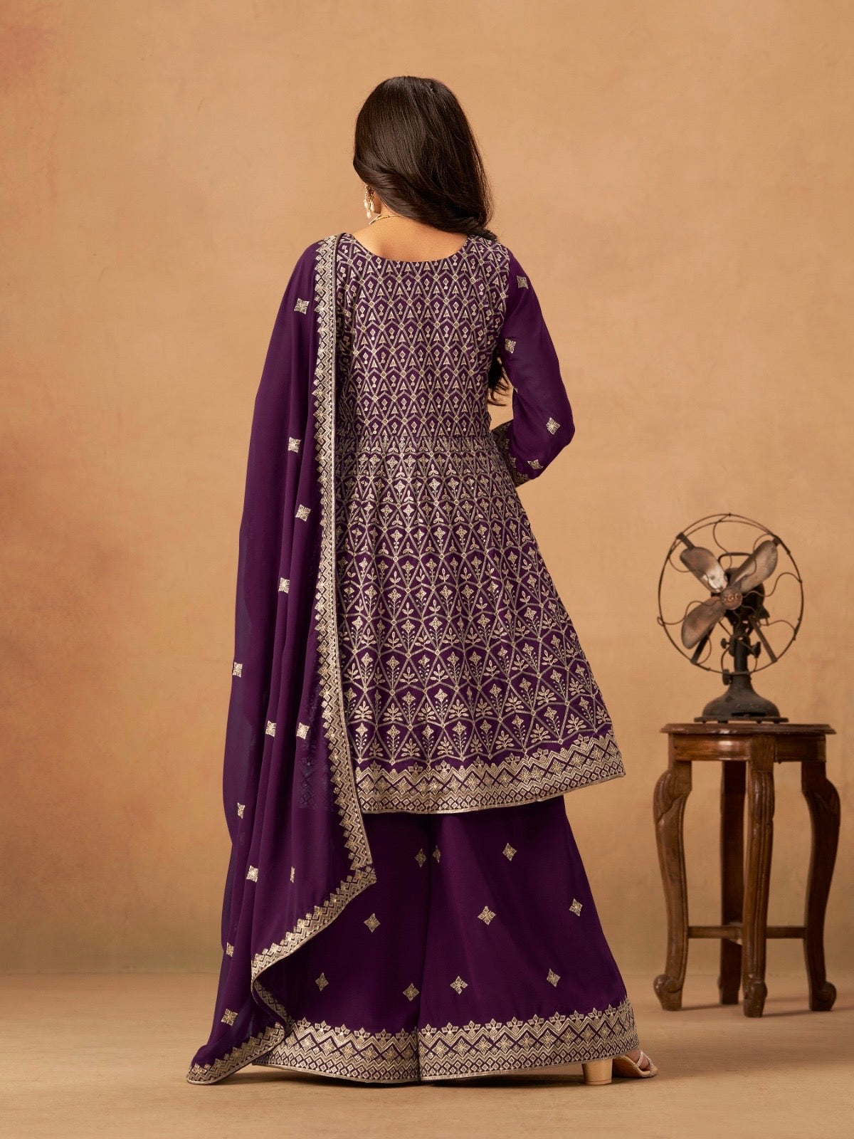 Salwar Palazzo violet prune en faux georgette avec ornements COLLECTION ELINA