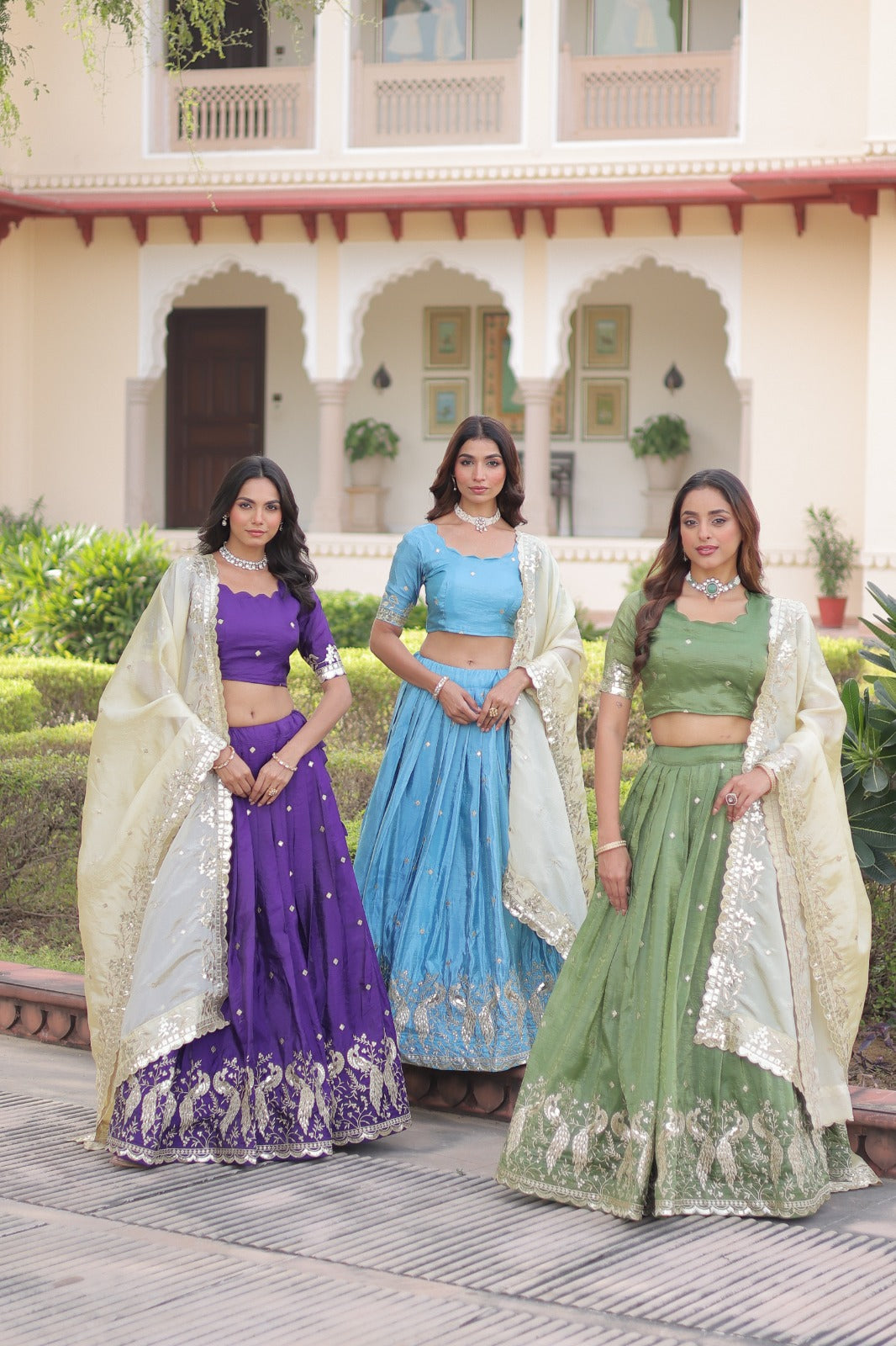 Lehenga violet foncé en Gold Crush avec dupatta crème et broderies de sequins COLLECTION HEMMA