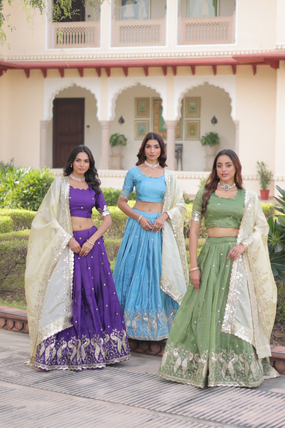 Lehenga violet foncé en Gold Crush avec dupatta crème et broderies de sequins COLLECTION HEMMA