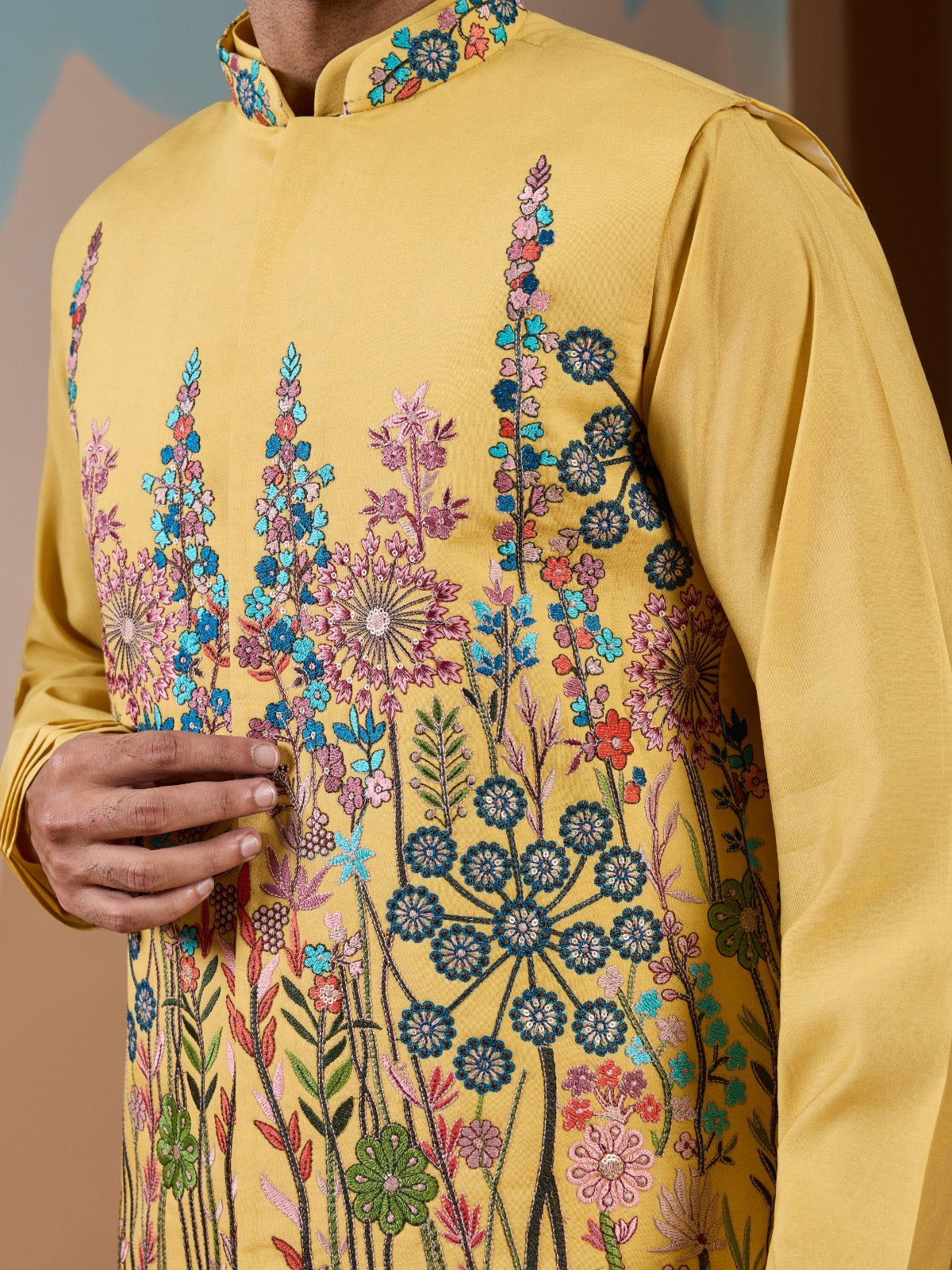 Ensemble Kurta Homme avec Veste Jaune Clair et broderies de fleurs romantiques COLLECTION ARVIN