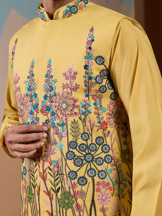 Ensemble Kurta Homme avec Veste Jaune Clair et broderies de fleurs romantiques COLLECTION ARVIN