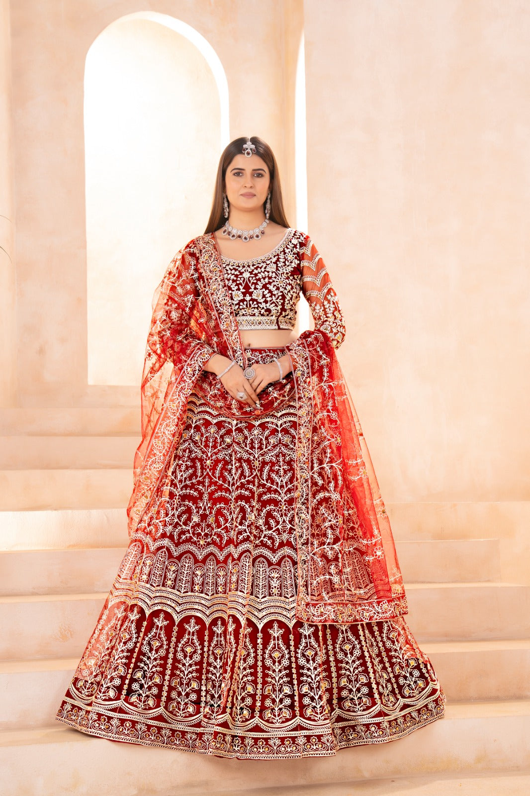 Lehenga rouge foncé design en tulle premium avec broderies traditionnelles et zari