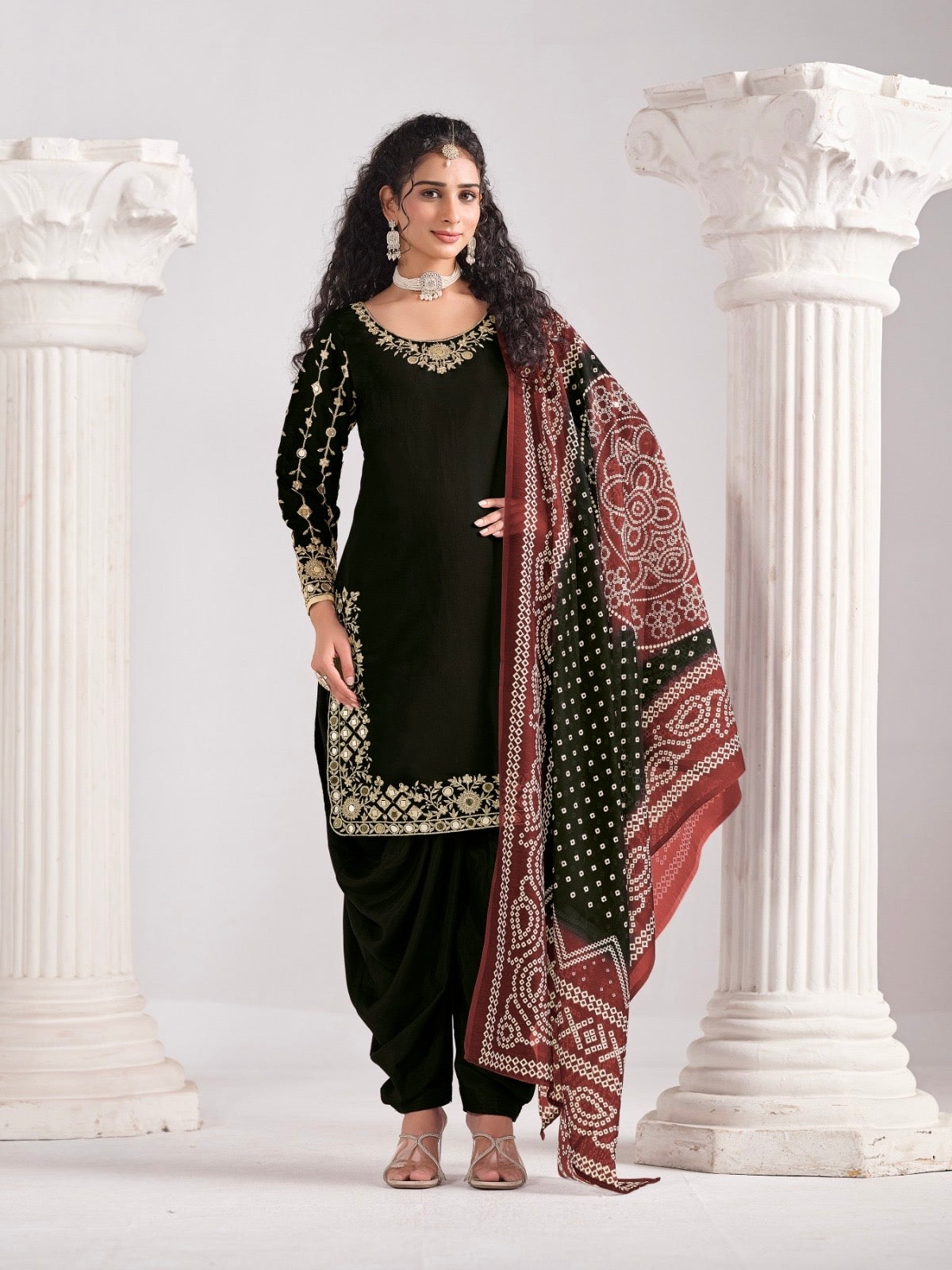 Salwar Suit noir aux détails dorés en soie chanderi COLLECTION MEHER