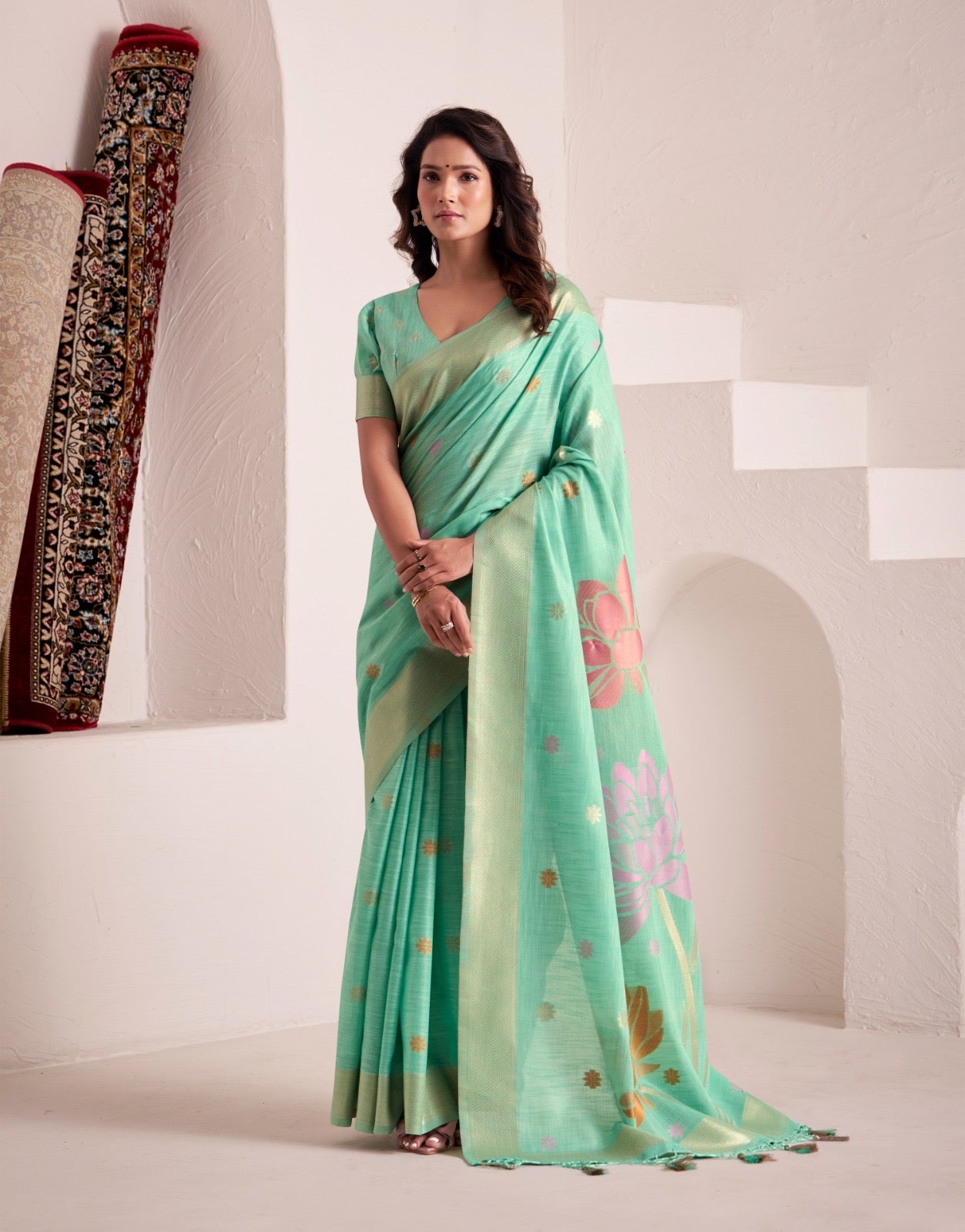 Sari bleu turquoise aux motifs romantiques de fleurs COLLECTION ISHITA