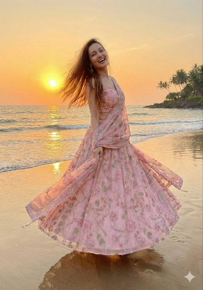 Lehenga rose clair romantique en soie avec broderies de fleurs et miroirs faits-main