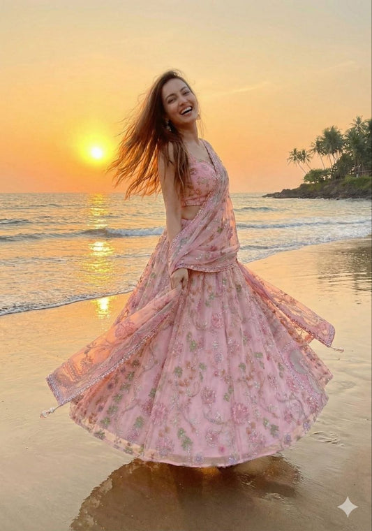 Lehenga rose clair romantique en soie avec broderies de fleurs et miroirs faits-main