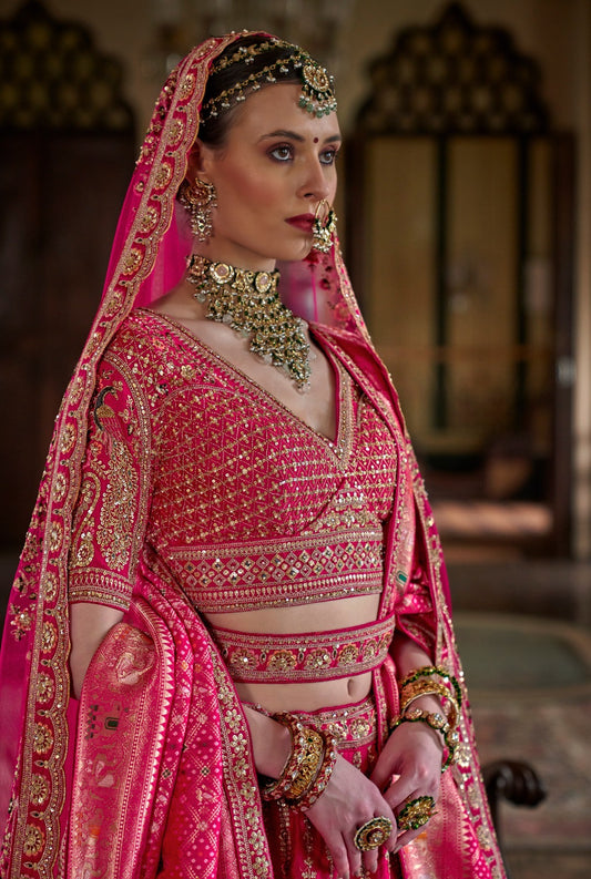 Lehenga de mariée rose fuchsia riche inspiration de créateur COLLECTION SAJYA