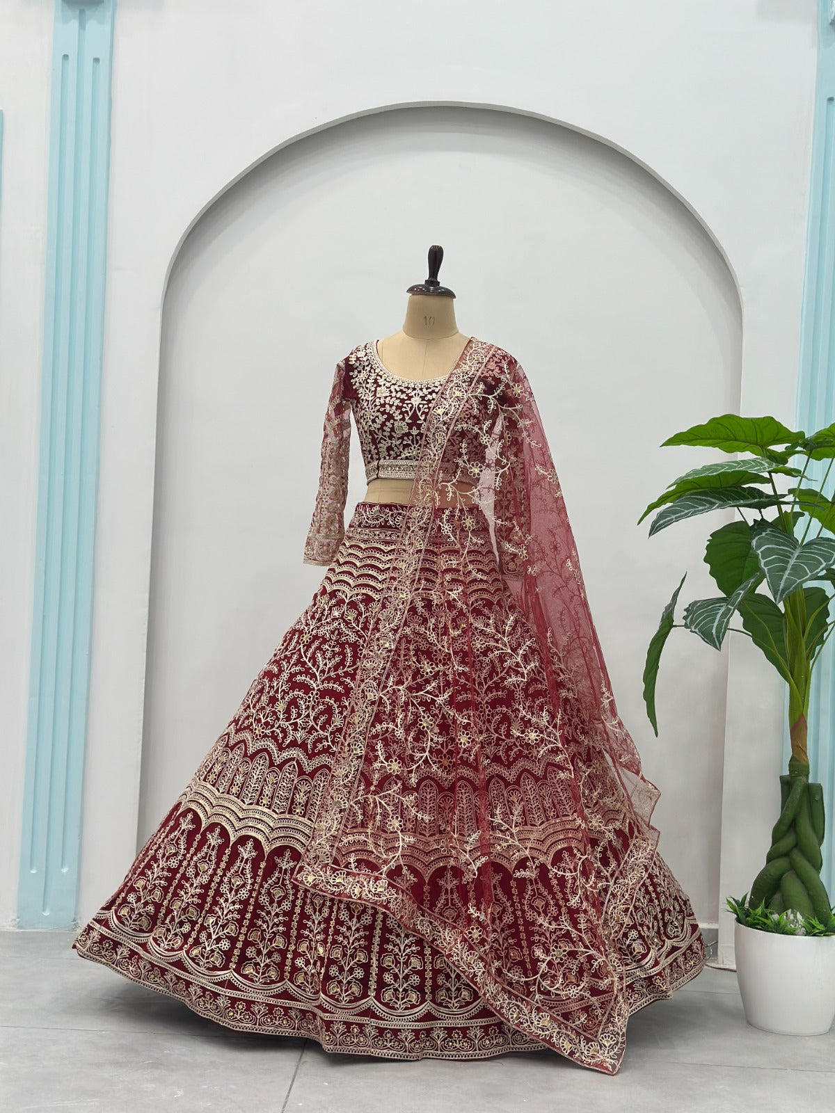 Lehenga rouge foncé design en tulle premium avec broderies traditionnelles et zari